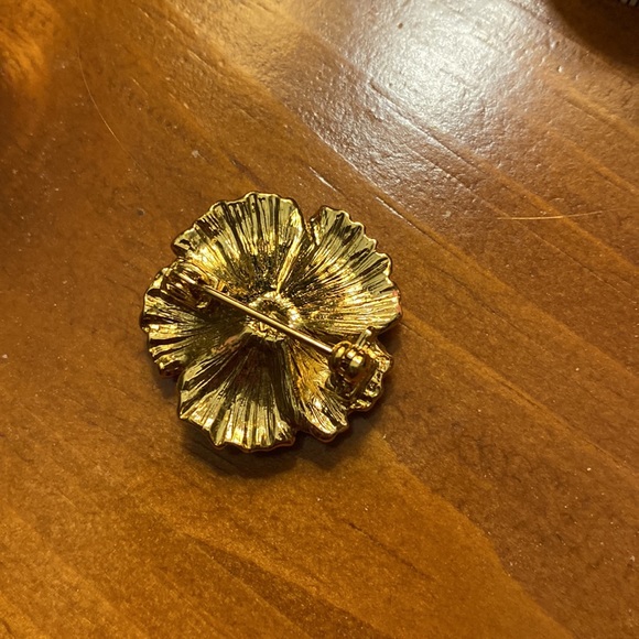 Hibiscus pin/ brooch. Gold tone - Picture 3 of 5